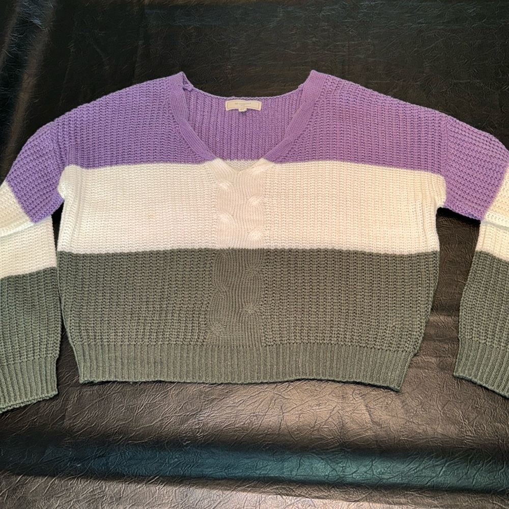 Sweater by no comment, Size M, EUC